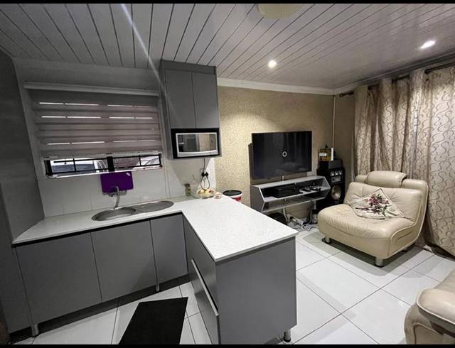 2 BEDROOM HOUSE FOR SALE IN LEFHERENG